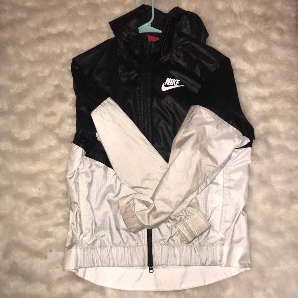 Nike women’s windbreaker